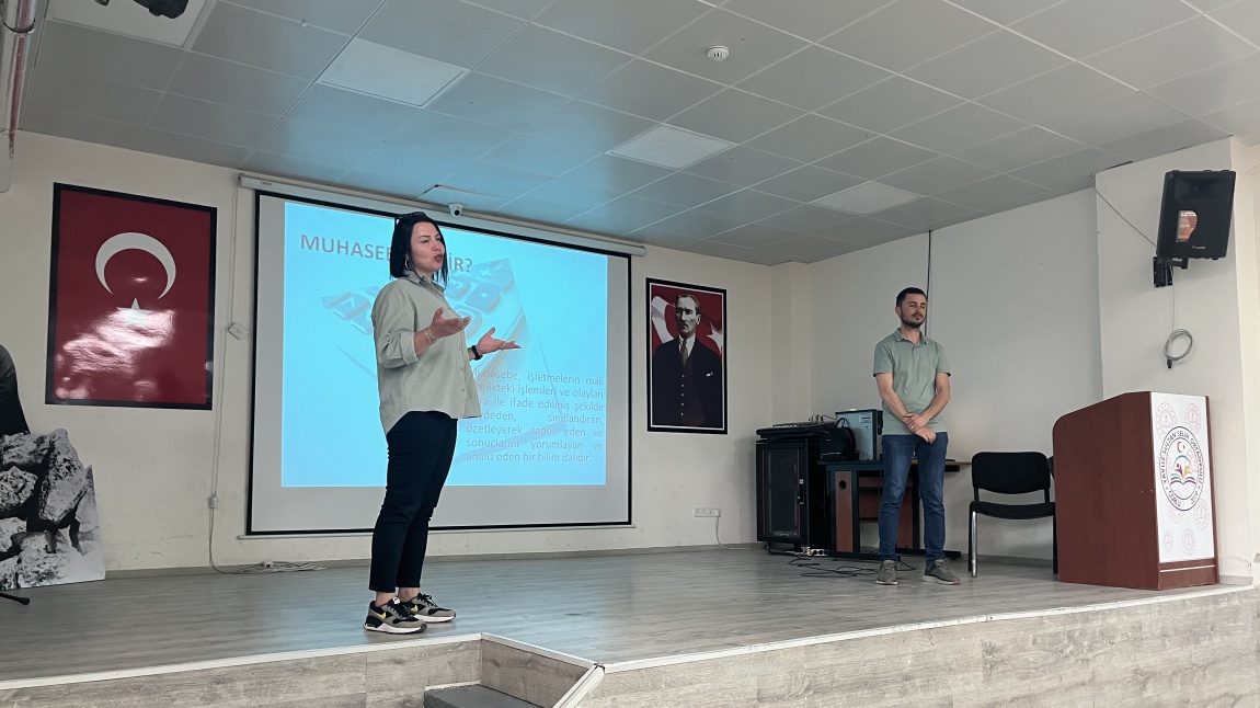 Türkiye Yüzyılı Maarif Modeli Kapsamında Şehit Ulaş Türk Mesleki ve Teknik Anadolu Lisesi Öğretmenleri Tarafından 8. sınıf Öğrencilerimize Tanıtım Programı Gerçekleştirildi