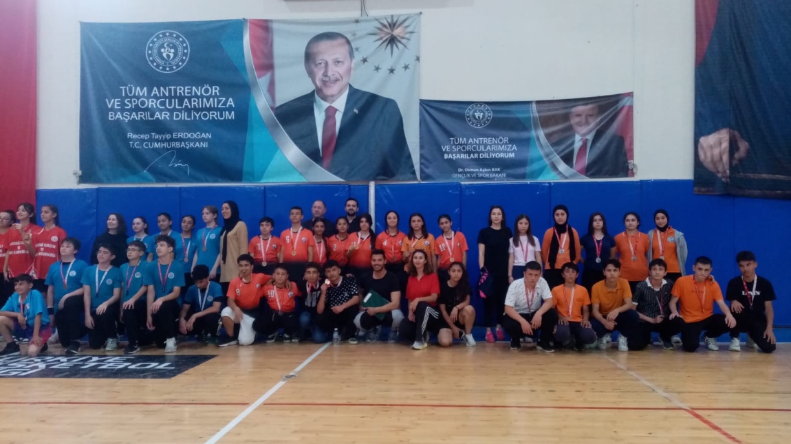 Türkiye Yüzyılı Maarif Modeli kapsamında; 2024-2025 Öğretim Yılında Geleneksel Çocuk Oyunlarında Kaleli Yakar Top Branşında İlçe 1. si Olduk